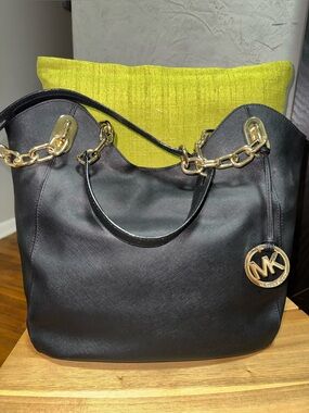 MICHAEL Michael Kors Lilly Black Leather Shoulder Bag